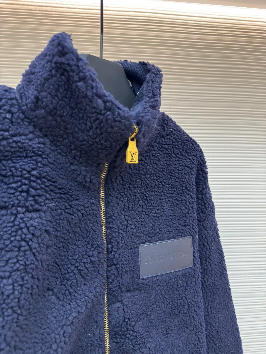 LOUIS VUITTON Teddy sheep wool blended suede tunic jacket ●Authentic product: Purchased and developed for 14999 ●Item number: 1680677-B70 ●Fabric: Lamb wool fabric ●Technology: Positioned cutting machine ●Version: Fitted version ●Weight: about 875 grams ●Size: S-M-L-XL ●Description: Made of high-quality lamb wool fabric, the fluff is fine and soft, rich to the touch, the fluff is tight and even, not easy to shed, ensuring the quality and durability of the jacket; the collar adopts a stand-up collar design, which has been treated with special technology to be stiff and stylish, which can protect the neck from cold wind; the brand on the zipper head The logo is exquisite and compact, adding to the beauty of the details; the brand leather patch on the left chest is made of high-quality material, and the embossed brand logo is clear and three-dimensional, with full texture, which enhances the recognition and high-end sense of the jacket; during the sewing process, the stitches are fine and even, especially the splicing of the lamb wool fabric, which is smooth and firm. The overall wiring is straight and delicate, the fabric is comfortable and soft, and the color is consistent without color difference. It can be matched with the same style to create a fashionable look and control various occasions. Customized accessories, complete with three standards, same style for men and women!